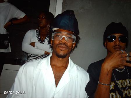 le beau gossssss en blanc  c mon frere jumeau